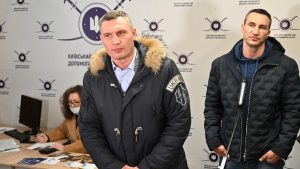 Vitali Klitschko, excampeón de boxeo y ahora alcalde, tomará las armas en la guerra contra Rusia