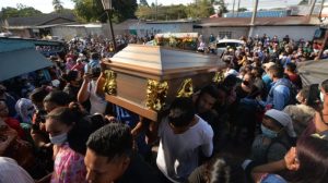 "Quiero a mi papi vivo": Trabajadores asesinados en Apopa fueron enterrados en cementerio de Nejapa