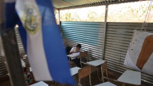 Gobierno visita escuela Los Almendros, que funciona en local de láminas, después de publicación de El Diario de Hoy