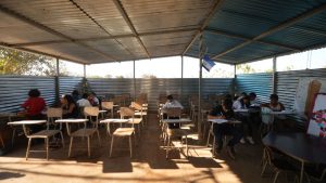 FOTOS: Escuela de Los Almendros, en Acajutla, continúa bajo una champa sin electricidad ni agua