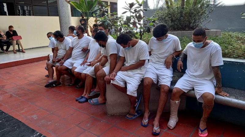 Parte de las 35 personas acusadas por la Fiscalía General de haber estafado a 26 víctimas con el engaño de tramitarles préstamos con el pago de comisiones de seguro de deuda. Foto EDH David Marroquín