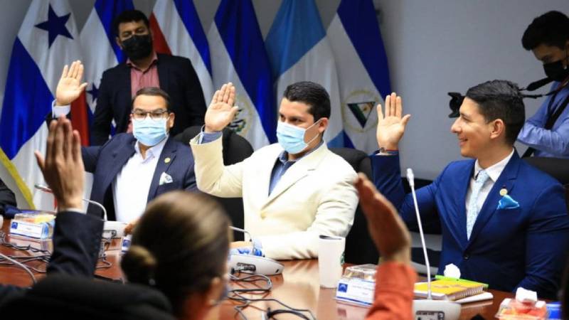 Los diputados emiten dictamen favorable para ratificar el acuerdo por el que se establece una Asociación entre Centroamérica y la Unión Europea, y sus Estados Miembros, para tener en cuenta la Adhesión de la República de Croacia a la Unión Europea.  Foto: @AsambleaSV