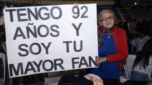 Salvadoreños asisten al concierto de Christian Nodal en San Salvador