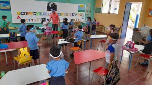 "Me dio una gran lástima decirle que se fuera a media mañana": director de escuela pide orden a Educación en contrato de maestros