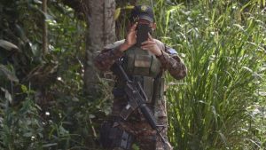 Soldados que custodian cementerio clandestino acosan a periodistas que cubren el hecho con fotografías