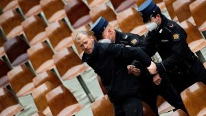 "Esta no es la iglesia de Dios". Momento en el que un hombre irrumpe a gritos durante la audiencia general del papa en el Vaticano