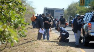 “Es homicidio, a él aquí le vinieron a dar”: Hombre asesinado sobre la carretera a Quezaltepeque