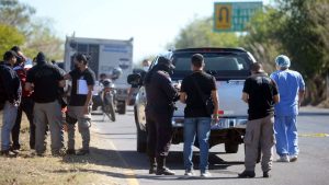 Lanzan cadáver de hombre en carretera a Quezaltepeque