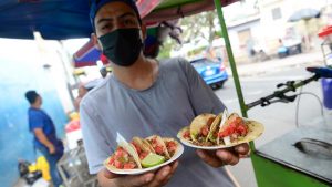Familia denuncia captura de Walter, el joven que vende los famosos tacos de carne de soya en Cojutepeque