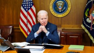 Joe Biden advierte que invasión rusa a Ucrania haría subir precios de la gasolina en EE.UU.