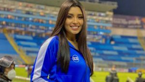 FOTO. Locutora Madeline Guardado prende a sus seguidores con su cambio de look