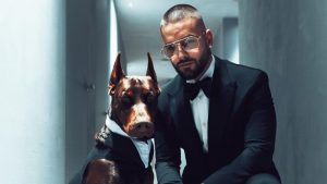 Maluma luce ostentosa joya en honor a su perro "Buda" y recubierta con diamantes