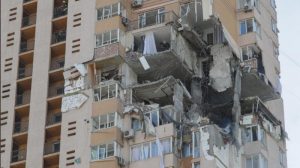 VIDEOS: El estremecedor momento en el que un misil impacta en un edificio residencial en Kiev