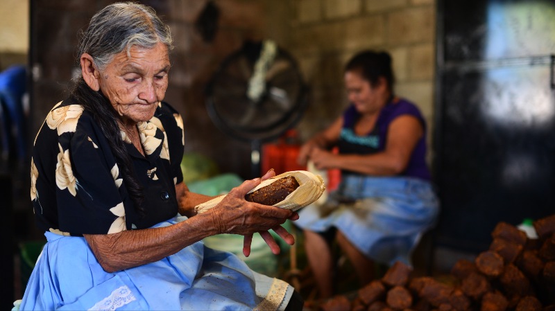Doa Cristina y su compaera envuelven dulces de atado en la molienda Los Hernndez.