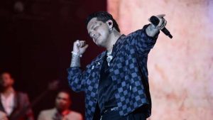 FOTOS: Christian Nodal provoca caos al hacerse un tatuaje a lo largo del rostro