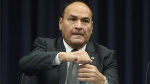 Once magistrados despojan de poderes al presidente de facto de la Corte Suprema