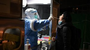 Millones de personas confinadas en China se enfrentan a un brote récord de covid-19 en dos años