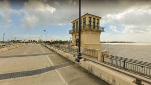 Mujer muere al caer de un puente que se elevó sin previo aviso en Florida