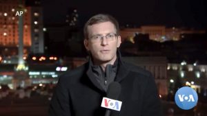 ¿Quién es Philip Crowther? El periodista viral que reporta en seis idiomas la invasión de Rusia en Ucrania