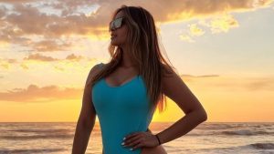 Irene Castillo se deja seducir por el turismo local y lo disfruta modelando varios trajes de baño