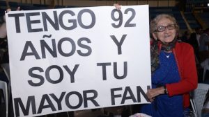 ¡Encuentro de abuelita salvadoreña con Christian Nodal se viraliza en Latinoamérica! El corazón del cantante se derritió por ella