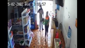 Captan en video momento en el que sujeto entra a robar con una escopeta en una tienda en San Miguel