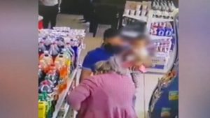 VIDEO: Cámara capta cuando pareja con bebé en brazos se roba dos botellas de licor