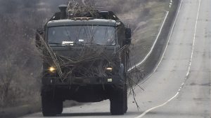 Ucrania: Las desgarradoras imágenes de un padre que se despide de sus hijos enviados a zona segura