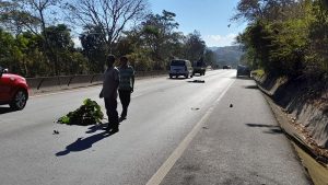 Investigan si mujer fue lanzada desde vehículo en Sonsonate; murió tras ser encontrada en la carretera