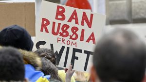 Bancos rusos son expulsados del sistema SWIFT, una de las sanciones más temida por Putin
