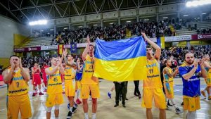 VIDEO: El emotivo trato de la afición y jugadores de España a la selección de Ucrania de baloncesto