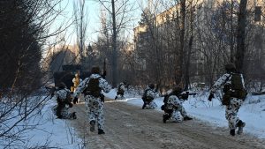Presidente de Ucrania decretó la movilización general de la población ante la invasión rusa