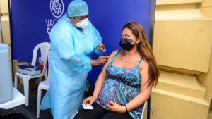 Si estás embarazada y no te has aplicado la vacuna contra covid-19, esta información es para ti