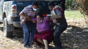 “Si nosotros hasta hemos andado escarbando para buscarlos”: entre llanto y lágrimas familiares llegan a fosa clandestina en busca de sus seres queridos