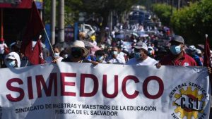 La destitución de la ministra de Educación y mejores pensiones son las exigencias de maestros y policías en multitudinaria marcha