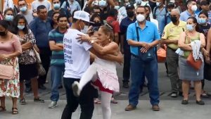 VIDEO. Yajaira y Franko, el vendedor bailarín, dan tremendo show en la Plaza Morazán