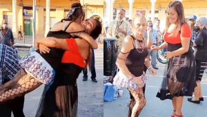 VIDEO. Yanira Berríos y Yajaira se abrazan y bailan juntas en el parque Libertad