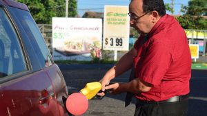 Gobierno suspende por tres meses dos impuestos a la gasolina, como parte de 11 medidas económicas