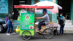 ¡Una orden con todo! Walter, el joven que vende los famosos tacos de carne de soya en Cojutepeque