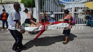 ”Ni una camilla le dieron”, paciente espera bajo el sol para ser atendido en Hospital Rosales