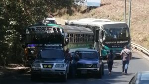 Accidente de dos buses y tres vehículos causa tres personas lesionadas en Ahuachapán