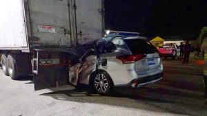 Un muerto y un lesionado luego que camioneta impactó contra un camión en Santa Ana
