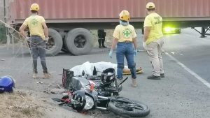 Mujer que iba en moto murió al chocar con rastra en calle antigua a Mariona