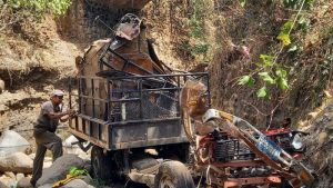 "Solo salió con raspones": Conductor sobrevive al caer a barranco de 15 metros en La Paz