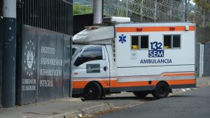 Reportan ingreso y salida de ambulancias del asilo Sara Zaldívar en San Salvador