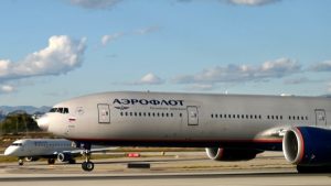 La Unión Europea anuncia cierre del espacio aéreo "para todos los aviones rusos" y compra de armas para Ucrania