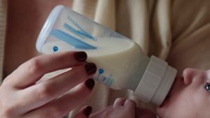 Hay escasez de leche para bebés en Estados Unidos por crisis de suministros