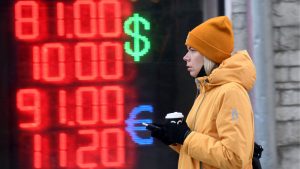 Sanciones económicas por ataque a Ucrania causaron caída histórica de moneda rusa