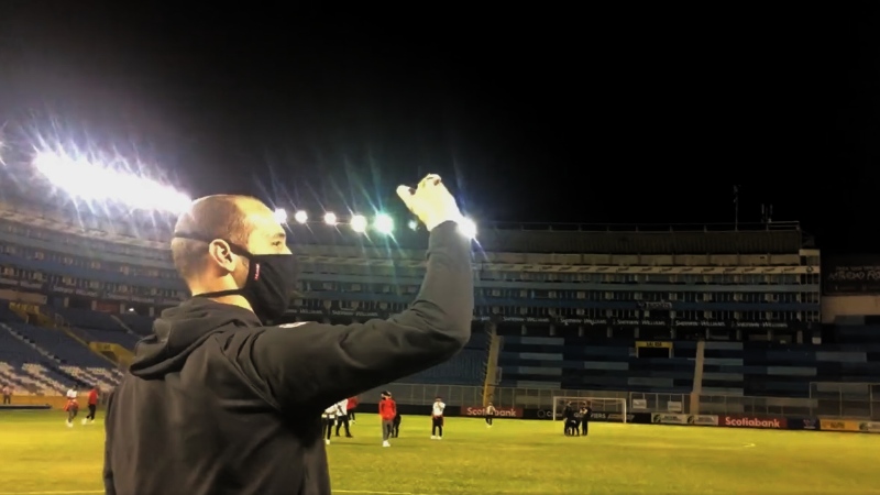 Un miebro del cuerpo técnico de Canadá realiza tomas del estadio Cuscatlán. Imagen de carácter ilustrativo y no comercial / https://twitter.com/CanadaSoccerEN/status/1488693732866150400