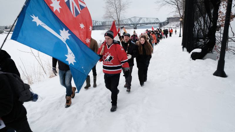 Docenas de camioneros y sus seguidores participan en marchas contra las medidas para contener los efectos del covid en Canadá. Foto EDH / AFP